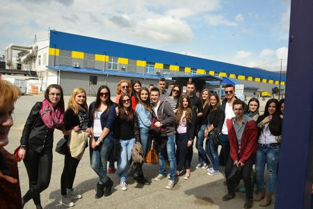 Zavidovički srednjoškolci posjetili ''Ambyentu'' Zavidovički srednjoškolci posjetili ''Ambyentu''